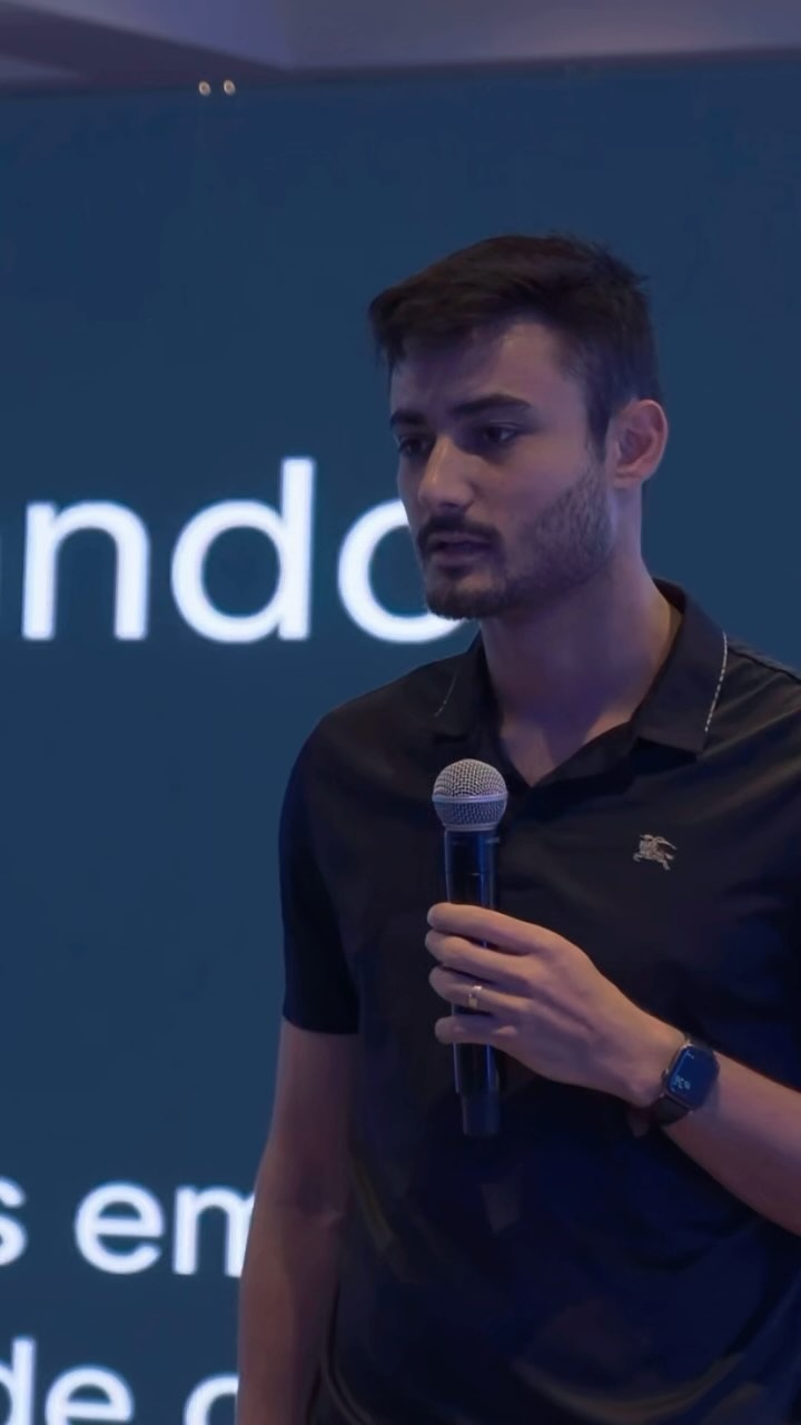 Daniel Batista Rios palestrando em evento de SEO